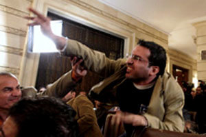 En la imagen de archivo, el periodista irquí Muntazer al Zaidi, momento después de lanzar sus zapatos a Bush 