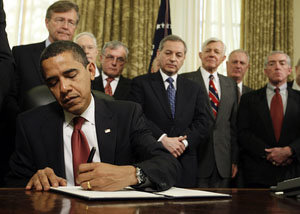 El presidente Barack Obama al momento de firmar la orden de clausura del centro de detención de Guantánamo