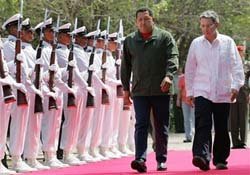 Chavez (i) y Uribe (d) pasaron revista a un destacamento de los FF. AA. de Colombia