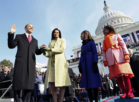 El presidente de EEUU Barack Obama en el momento del juramento junto a su esposa y sus dos hijas.