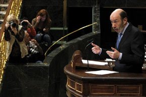 El líder del PSOE, Alfredo Pérez Rubalcaba, durante su intervención en el pleno del Congreso. EFE