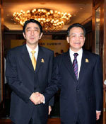 Shinzo Abe con el primer ministro de China, Wen Jiabao, en 2007 (foto gobierno de Japón)

