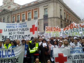 Miles de trabajadores y usuarios de la sanidad pública convirtieron de nuevo el centro de Madrid en una marea de “batas blancas”.