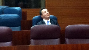 El portavoz del PP en la Asamblea, Iñigo Hernández Luna, duerme en su escaño.