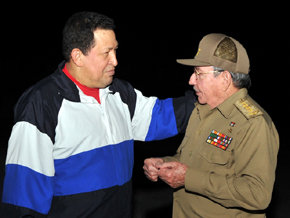 Chávez a  su llegada a La Habana, es recibido por el presidente cubano Raúl Castro