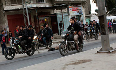 Publican  imagen de palestino sospechoso de 'traición' arrastrado por una moto en Gaza