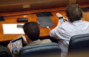 Dos diputados madrileños, cazados jugando al 'Apalabrados' durante el pleno sobre Sanidad