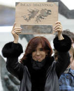La presidenta de Argentina Cristina Fernández muestra una placa de las Islas Malvinas. 