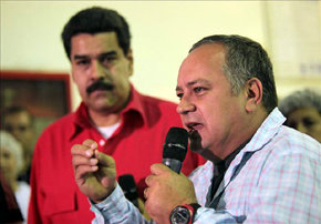 Fotografía cedida por Miraflores del presidente de la Asamblea Nacional, Diosdado Cabello (d), hablando cerca del vicepresidente de Venezuela, Nicolás Maduro (i)