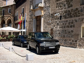 El coche del marido de Cospedal, aparcado frente al Palacio de Fuensalida.

