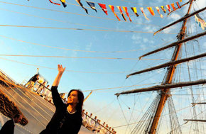 Cristina Kirchner presume de fragata y convierte su llegada en un baño de masas oficialista