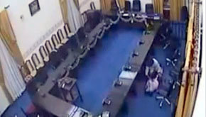 Captura del vídeo difundido por los medios de la violación.