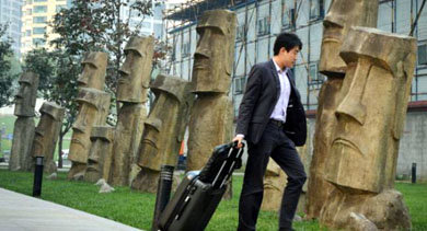 Transeúnte pasa frente a las estatuas de los tradicionales Moai, en Isla de Pascua, Chile. (MARK RALSTON/AFP/Getty Images)