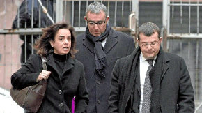 Diego Torres (c) acompañado de su mujer, Ana María Tejeiro, y su abogado. 