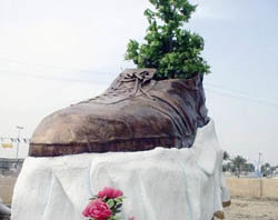La estatua del zapato-gigante anti Bush ha sido retirada 