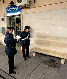 Dos policías observan el lugar de los hechos