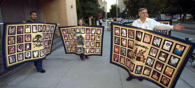 Imagen de archivo de 2006 de una protesta de las víctimas de abusos de religiosos, en Los Ángeles, EE UU.