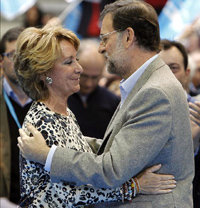El presidente del Gobierno, Mariano Rajoy, y la expresidenta madrileña Esperanza Aguirre. Foto: PP