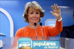 La presidenta del PP madrileño, Esperanza Aguirre, durante la rueda de prensa que ofreció tras presidir la reunión del comité de dirección del partido. 