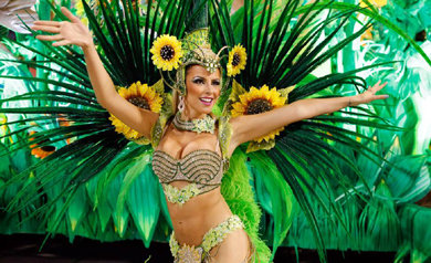 En la fotografía, una joven de la escuela de samba 'Vila Isabel' participa en el desfile de Carnaval en el Sambódromo de Río de Janeiro el 12 de febrero de 2013.