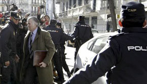 El exsenador y extesorero del PP Luis Bárcenas (i), a su salida de la sede de la Fiscalía Anticorrupción, el pasado 6 de febrero. EFE/Archivo