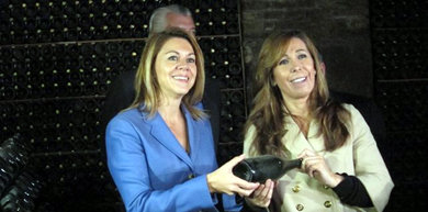 María Dolores de Cospedal y Alicia Sánchez-Camacho en una bodega de cava.