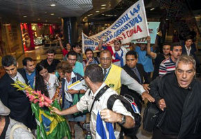 Un grupo de partidarios de la dictadura castrista acosa a la bloguera disidente cubana, Yoani Sánchez a su llegada a Brasil