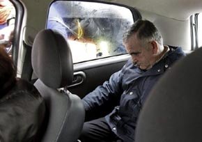 Castiñeiras, dentro del vehículo que lo esperaba en el aparcamiento, tras salir de la cárcel coruñesa de Teixeiro 

