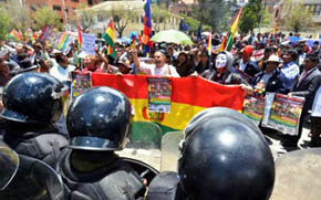 Bolivianos exigen a Chile liberación de sus soldados