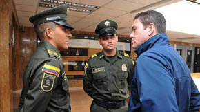 El ministro de Defensa, Juan Carlos Pinzón (derecha), junto a los policías Cristian Camilo Yate (izquierda) y Víctor Alfonso González, el pasado lunes en Bogotá 

