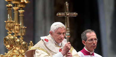 El Papa Benedicto XVI oficia la misa de apertura del Sínodo de Obispos. EFE/Archivo