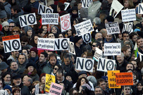 Manifestantes concentrados en la plaza de Neptuno de la capital
