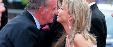 El rey saluda a Corinna durante un acto en 2006

