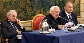 Jorge Fernández Díaz (dcha.) durante su participación en la conferencia 'la religión en el espacio público' en Roma.