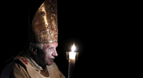 El Papa en una imagen de archivo, durante una vigilia de Semana Santa en la Basílica de San Pedro en el Vaticano 
