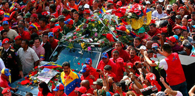 Cuerpo de Chávez llega a capilla ardiente de la Academia Militar de Caracas