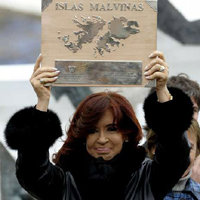 Cristina Fernández, con una placa de las islas. 