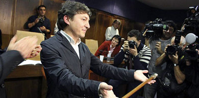 El nuevo alcalde, el socialista Samuel Folgueral, sostiene el bastón de mando durante el pleno del Ayuntamiento de Ponferrada en el que se ha presentado una moción de censura a cargo del PSOE . EFE