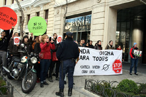 Manifestantes afectados por las preferentes protestan a las puertas del desayuno informativo del PP.