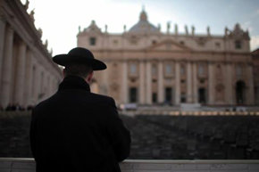 Un sacerdote observa la Basílica de San Pedro. FOTO: Christopher Furlong/Getty Images 

