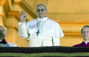 El cardenal argentino Jorge Mario Bergoglio saluda tras ser elegido nuevo Papa en la plaza de San Pedro de la ciudad del Vaticano 