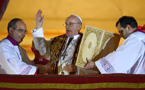El cardenal argentino Jorge Mario Bergoglio, al salir al balcón de la Plaza de San Pedro como el Papa Francisco 