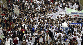 Una 'marea blanca' de 3.000 personas marcha por la sanidad pública en Madrid