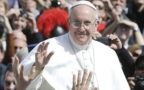 El Papa Francisco saluda a los fieles en la Plaza de San Pedro. 