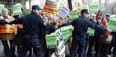 Concentración de afectados por las participaciones preferentes de Bankia, a la entrada del hotel Villamagna de Madrid. EFE/Archivo