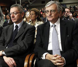 Alberto Ruiz Gallardón, ministro de Justicia (i), y el Fiscal General, Eduardo Torres-Dulce.