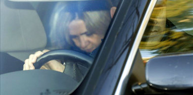 La infanta Cristina sale de su domicilio el pasado 7 de febrero en Barcelona. EFE/Archivo