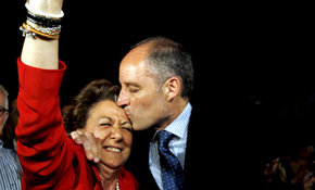 Barberá y Camps celebran sus victorias electorales en mayo de 2011. (EFE)