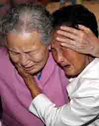 Las familias coreanas separadas por la Guerra de Corea se despiden tras los reencuentros organizados en 2009  -Foto: EFE/ Archivo 

