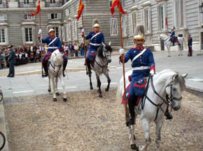 La Oficina de Turismo organiza visitas para disfrutar el Relevo Solemne, que cada mes reúne a 400 efectivos y 100 caballos en el Palacio Real 